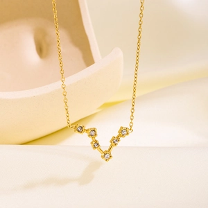 Elegante goldene V-Halskette mit funkelnden Zirkoniasteinen und minimalistischer Kette