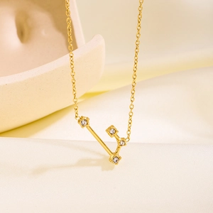 Detailaufnahme von Sternzeichen-Anhänger mit funkelnden Diamanten und feiner Kette