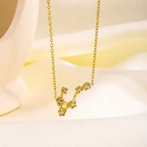 Makroaufnahme der Skorpion-Sternzeichen-Kette mit Kristallen und goldener Gliederkette