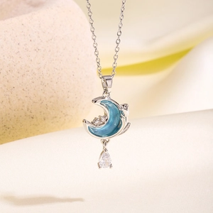Makro-Detail der silbernen Mondkette mit blauem Inlay und Zirkonia-Anhänger in Birnenform