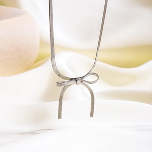 Silberne Schleifen-Halskette aus flacher Schlangenkette Edelstahl für Damen