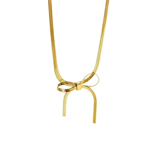 Elegante goldene Halskette mit Schleifenanhänger und flacher Schlangenkette aus Titanstahl