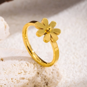 Women Fashion 304 Stainless Steel Daisy Flower Ring Gold Plated Mirror Polish Light Luxury Minimalist Finger Ring Jewelry