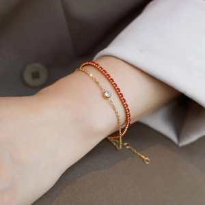 Bracelet double couche en corde rouge avec chaîne dorée et pierre de zircon brillante
