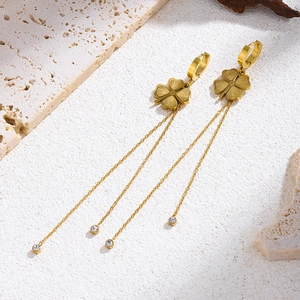 Elegantes pendientes de trébol bañados en oro de 18K con borlas y circonitas en piedra
