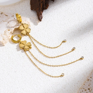 Elegantes pendientes de trébol bañados en oro de 18K con borlas y pedrería brillante