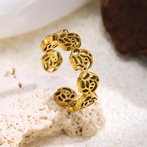 Eleganter 18K vergoldeter Edelstahl-Ring mit offenem Rosendesign und Cut-out-Struktur