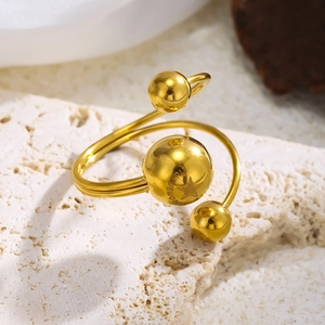 Detailansicht des 18K vergoldeten Rings mit geometrischen Kugeln und Gravur auf Stein