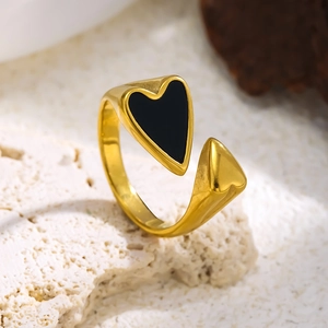 Nahaufnahme des verstellbaren 18K vergoldeten Rings mit doppeltem Herz aus schwarzer Emaille