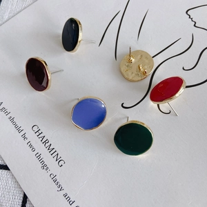 Boucles d'oreilles émaillées colorées irrégulières avec cadres dorés en cinq couleurs