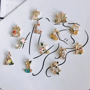 Vergoldete Emaille-Buchstabenanhänger mit Naturmotiven für DIY-Schmuck und Halsketten