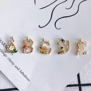 Bunte florale Emaille Alphabet Anhänger A-E für kreative DIY Schmuckherstellung