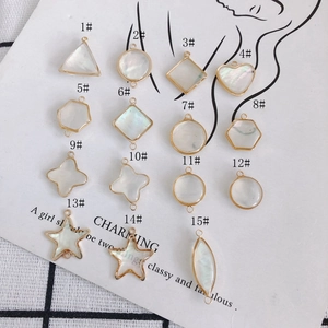 Collection de 15 breloques en nacre irisée avec bordure dorée pour la création de bijoux
