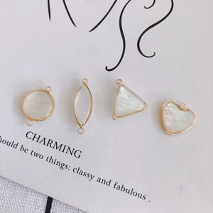Lot de breloques en nacre irisées et montures dorées pour la création de bijoux DIY