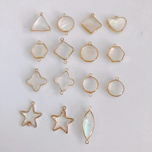 Vue macro de breloques géométriques en nacre avec cadres dorés pour bijoux DIY