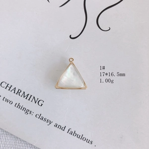 Vue détaillée du pendentif triangle doré 17x16,5mm avec incrustation de nacre iris