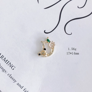 Detailansicht Koala-Anhänger mit rosa Blüten, Größe 17x14mm und Gewicht 1,56g Info