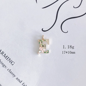 Detailaufnahme von Emaille-Buchstabe E Anhänger mit pinkem Vogel und Blumen