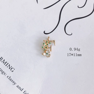 Makroaufnahme des 17x11mm Goldbuchstaben F Anhängers mit Blättern und Blumen