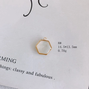 Vue macro d'un pendentif hexagonal en nacre de 14,5x13,5mm pour bijoux DIY