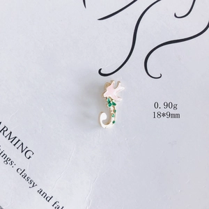 Detailansicht eines Blumenanhängers mit rosa Emaille und grünen Steinen, 18x9 mm