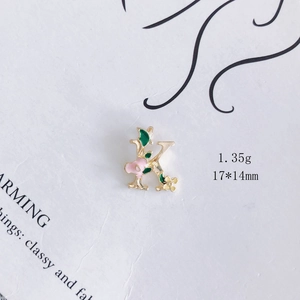 Makroaufnahme von Buchstabe K Anhänger mit rosa Blumen und goldfarbenem Rand