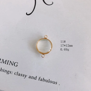 Détail d'un pendentif étoile irisé avec boucle dorée pour la création de bijoux DIY