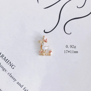 Makro-Detail von Schwan-Blumen-Anhänger aus Legierung, Maße 17x11mm und Gewicht 0,92g