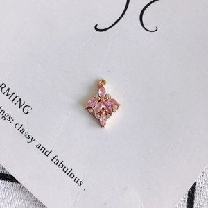 Dettaglio di un ciondolo a rombo con zirconi rosa e base dorata per la creazione di gioielli