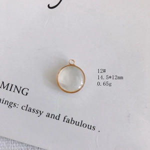 Vue détaillée du pendentif rond en nacre translucide 14,5x12mm avec cadre doré