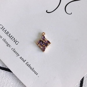 Macro di ciondolo a rombo placcato oro con zirconi viola marquise e pietre bianche