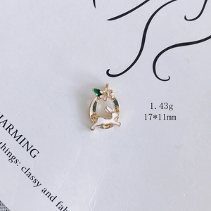 Detail eines rosa-weißen Hasenanhängers, Emaille-Finish, 17x11 mm, 1,43 g Gewicht