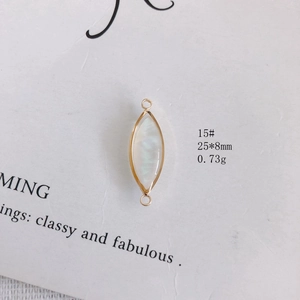 Détail macro du connecteur marquise en nacre 25x8mm serti d'or pour bijoux DIY