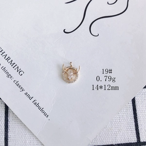Close-up of gold-plated reindeer pendant with pear-shaped zircon, measuring 14x12mm