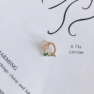 Detail von rosa Blumen Emaille Buchstabe Q Anhänger für DIY Schmuckherstellung