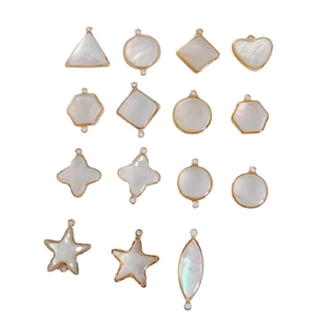 Pendentifs en nacre irisée avec bordure dorée en 15 formes géométriques assorties