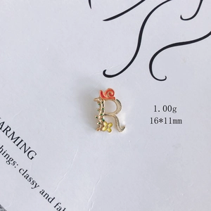 Anhänger Buchstabe R aus Legierung mit Emailleblumen und Gewichtsanzeige 1,00g 16x11mm