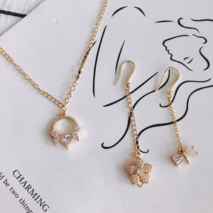 Parure de bijoux dorés avec collier fleur en zircon et boucles d'oreilles asymétriques