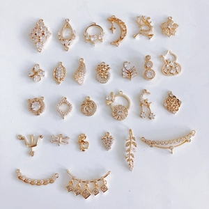 Vue détaillée de breloques en cuivre plaqué or et zircones pour la création de bijoux