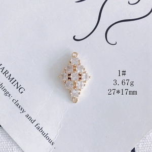 Détail macro du pendentif losange plaqué or avec zircone pour création de bijoux DIY