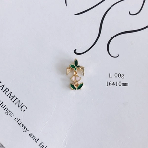 Makroaufnahme von 16x10mm Blumen-Emaille-Anhänger mit Goldbasis für DIY-Schmuck