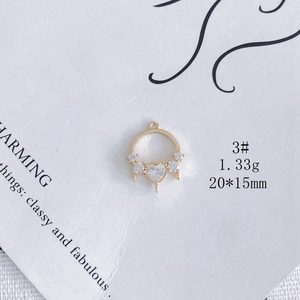 Détail d'un pendentif cœur en zircon plaqué or 18 carats de 20x15mm et un poids de 1,33g