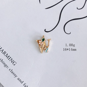 Detail von Emaille-Buchstabe W Anhänger in Goldoptik für DIY-Schmuckherstellung