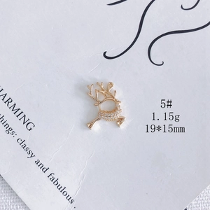 Détail du pendentif renne doré de 19x15mm 1,15g avec incrustation de zircone étincelante