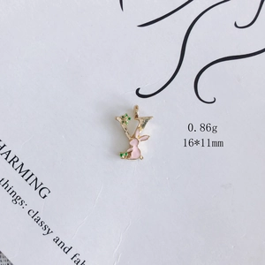 Makroaufnahme von Buchstaben-Y-Anhänger mit rosa Hase und grüner Emaille-Blume