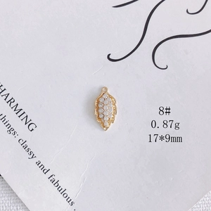 Vue détaillée du pendentif feuille en plaqué or incrusté de zircons blancs, 17x9mm