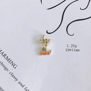 Makro-Detail von Legierung Gold Buchstabe Z Anhänger mit grünem Emaille, 18x11mm 1,25g