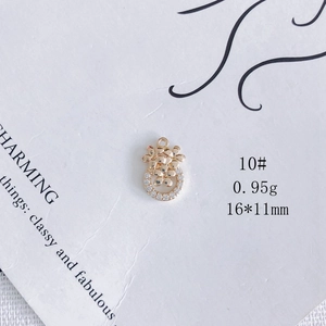 Détail d'un pendentif fleur plaqué or 18 carats avec oxydes de zirconium et bélière ronde