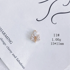 Détail du pendentif feuille plaqué or 15x11mm avec zircons en goutte et rectangulaires