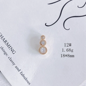 Détail du pendentif triple rond plaqué or avec incrustation de zircons pour bijoux DIY